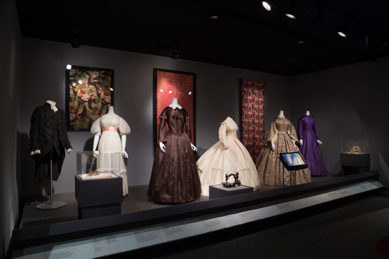 Музейная коллекция пример. Музей костюма Нью-Йорк. Museum at the Fashion Institute of Technology. Музей моды (Momu) — Антверпен, Бельгия. Технологический институт моды Нью-Йорк.